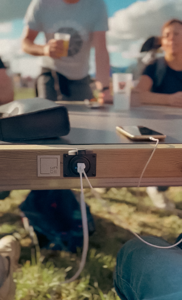 laadpunt met USB en USB-C van solartafel op festival